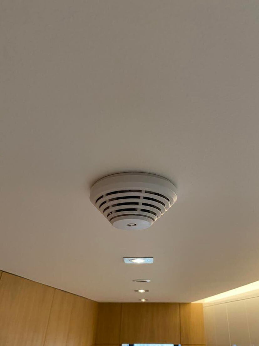 detektor kouře Jablotron připevněný ke stropu